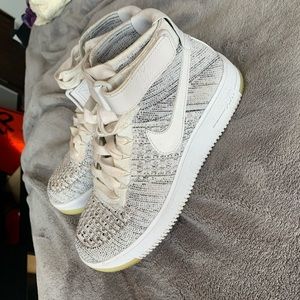 Nike Flyknit Air Force One Mid